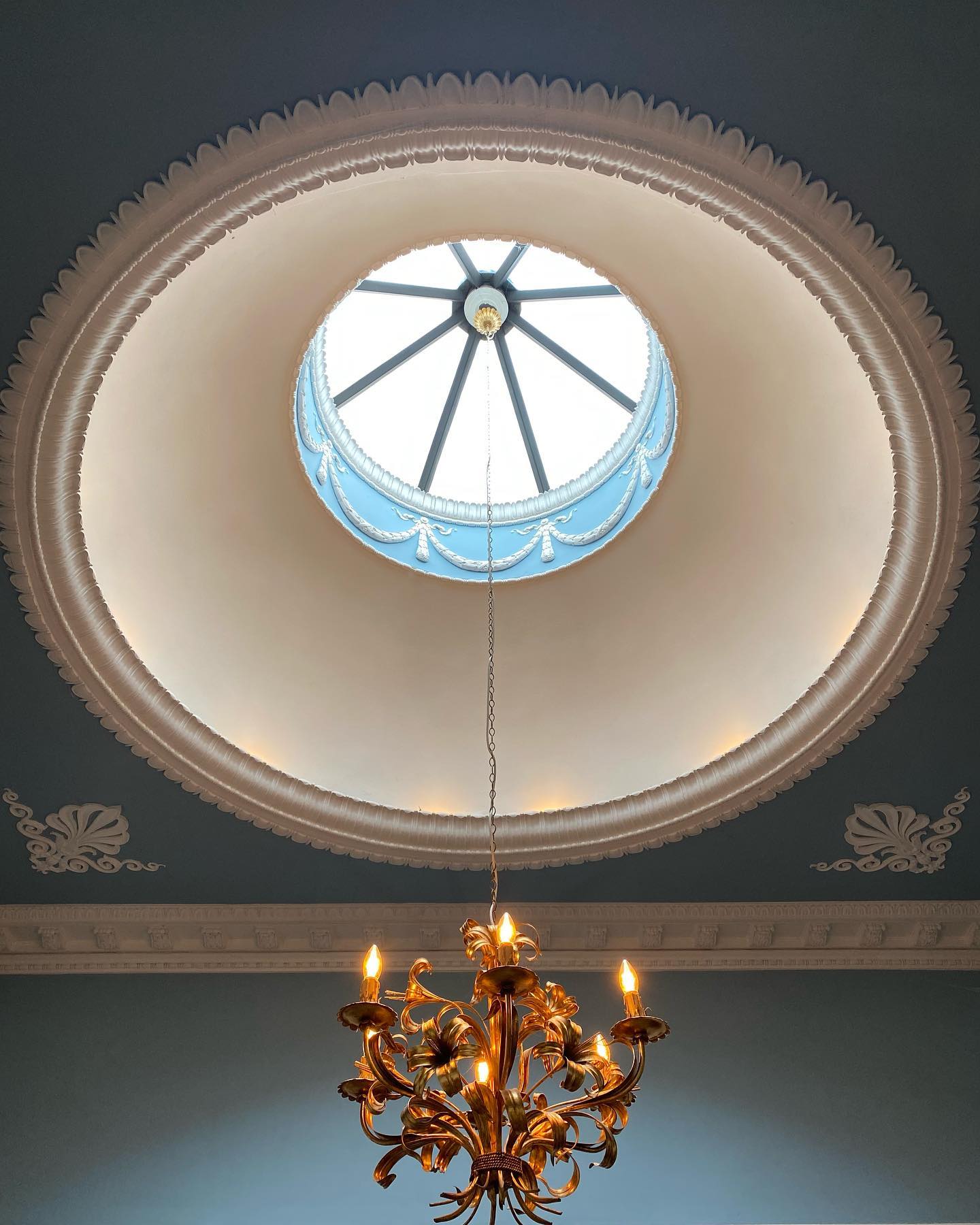 Nye lyskilder i lysekronen i den smukke Hall. #philips #vintageled #kunst